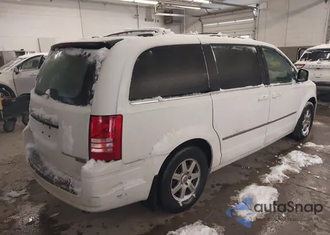 2010 Chrysler Town & Country Touring z USA, uszkodzony, nr VIN 2A4RR5DX2AR149318